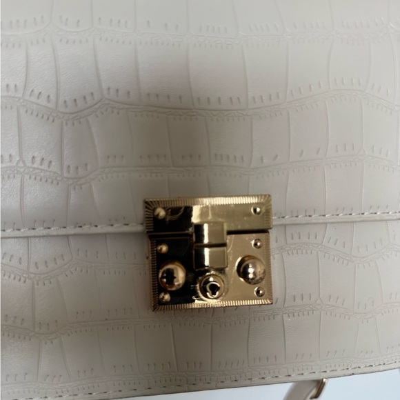 Beige Croc Shoulder Bag with gold hardware - Picture 9 of 10